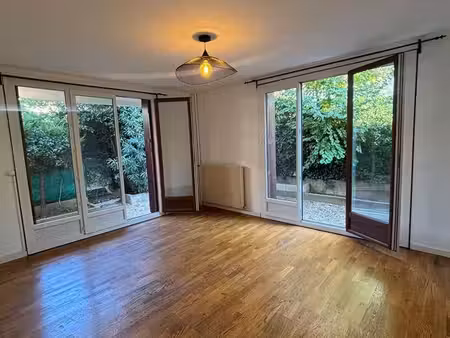 appartement t3 (64 m²) de standing avec jardin privatif (45 m²) et emplacement de parking 