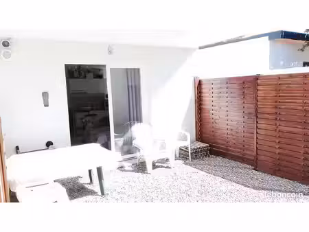 studio meublé 24 m² – 650 tout compris – terrasse 20 m² avec salon de jardin– parking priv