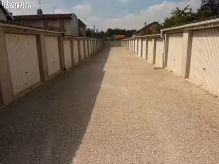 vente d'un lot de 15 garages