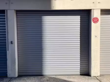 grand garage double en hauteur – porte électrique – résidence sécurisée