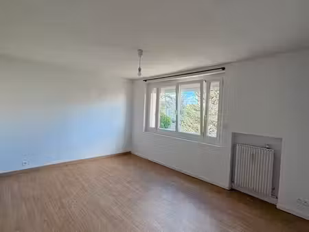 t2 rénové 48 m² – ifs – parking sécurisé – cave – 750 cc