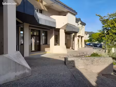 local tertiaire – 234 m² – saint-hilaire-saint-florent