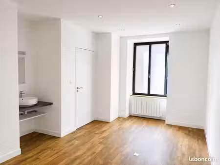 location de bureau professionnel / local / cabinet / local de 17 m² sur sartilly (50530)