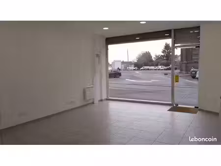 local commercial refait à neuf face à un grand parking gratuit de 150 places
