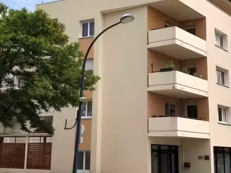 local 28 m²