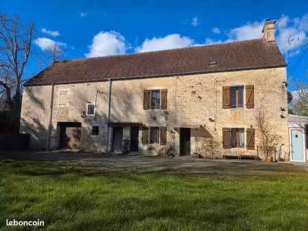maison en pierre avec grand terrain et dépendances
