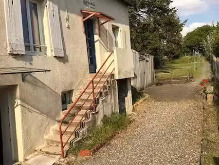 maison/immeuble divisé en deux appartements
