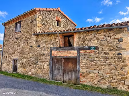 bâti en pierre avec terrain clos à rénover