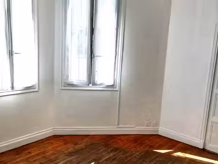t3 duplex rénové – entrée indépendante – 2 chambres – cave & grenier