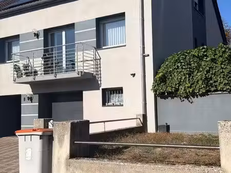 maison mitoyenne d’un côté complètement rénové