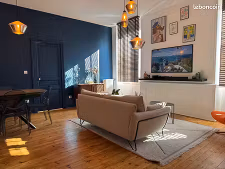 t3 de caractère – 74 m² – parking – charme de l'ancien