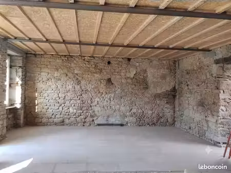 maison en pierre à finir de rénover hors d'eau hors d'air