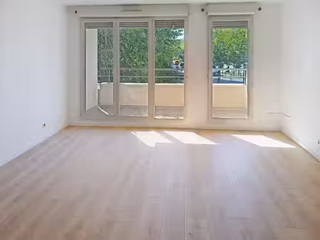 très bel appartement 3p lumineux avec extérieur au pied de la gare rer de cergy-le-haut