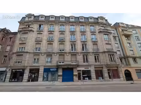 deux (2) locaux commerciaux libres