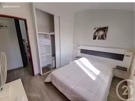 maison climatisée avec piscine et parking