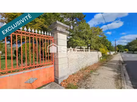 grand terrain constructible  arboré  clôturé 