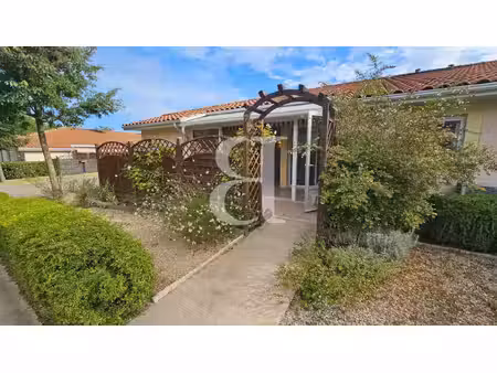 villa avec terrasse et véranda à saint pantaléon les vignes.