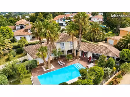 maison familiale 7 pièces de 255m² avec piscine