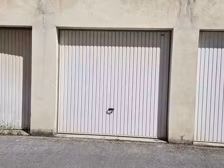 garage / box / parking fermé de 16 m2