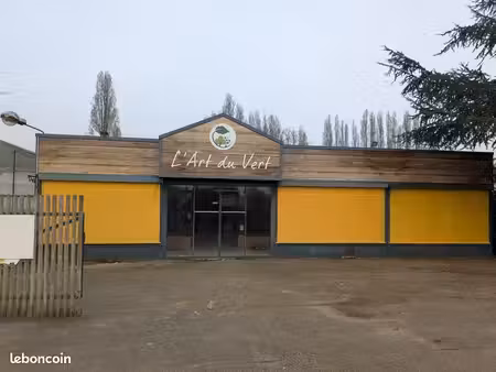 bâtiment commercial ( ancienne jardinerie)