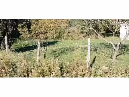 terrain de loisir avec petit coin de peche