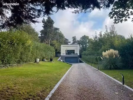 vente d'une villa cubique lumineuse de 208 m2 habitables sans travaux  au calme sans vis-à