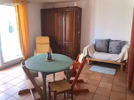 petit appartement chaleureux avec extérieur et piscine en copropriété