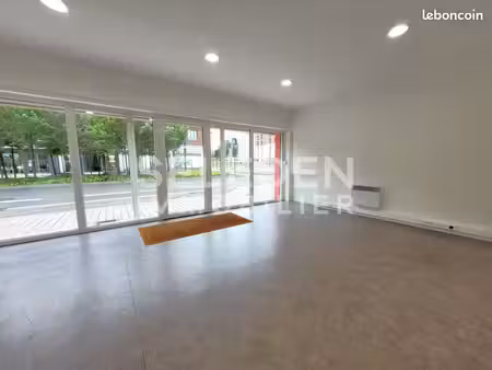 local commercial 60 m² lens