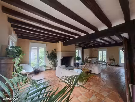 belle maison familiale de caractère avec 5 chambres et jardin de 3 480 m²