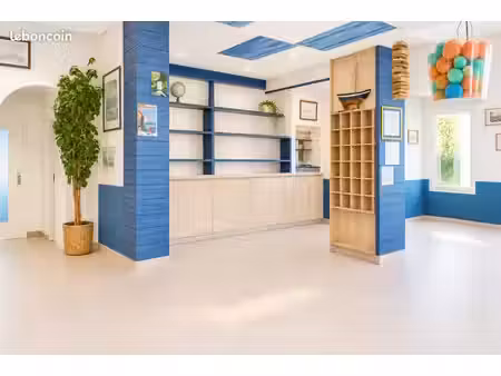 local commercial à louer à 20 mètres des plages avec places de parking et grande enseigne 