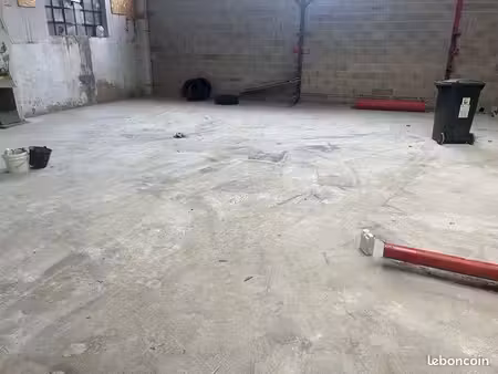 hangar / dépôt