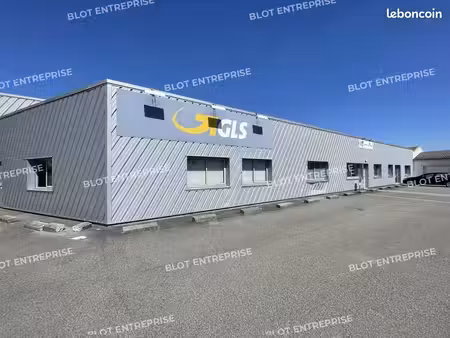 local d'activité 1 350 m²