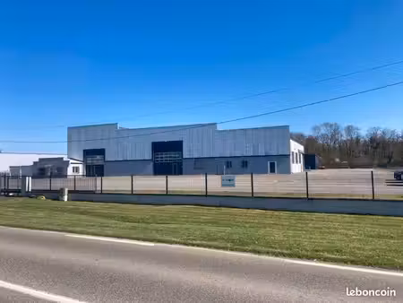 bâtiment mixte 2600m2 sur une surface de 10 000m2 divisé en 5 lots