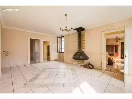 t5 118 m² traversant – centre la rochette – 149 000