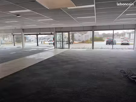local 697 m² caudan
