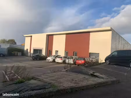 local commercial 821 m² ploeren