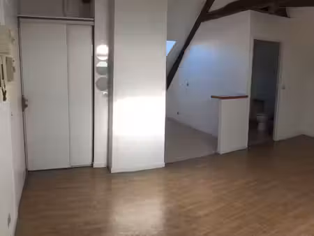 vaste studio entre centre et gare proche hôpital  quartier recherché