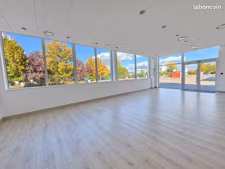 bureaux / showroom 97 m² – grande façade vitrée – colmar zi nord
