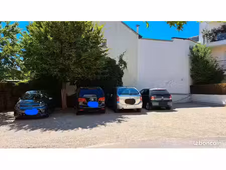 place de parking extérieur