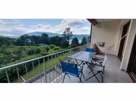 appartement spacieux rénové  au calme avec vue lac et montagnes près du centre bourg