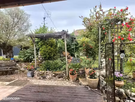 maison de plain-pied avec jardin arboré  terrasse et cheminée