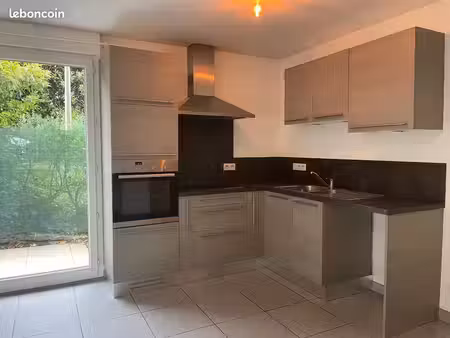 grand t2 meublé en rez-de-jardin avec terrasse