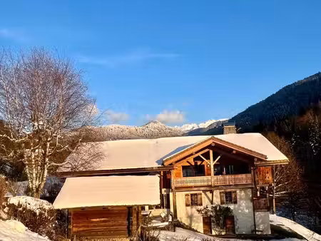 secteur la clusaz - ferme du xixᵉ siècle entre la montagne  la forêt et la rivière