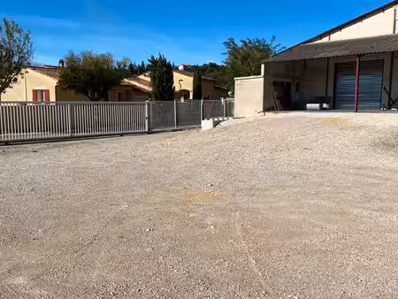 local de 103 m2 + 10 m2 de bureau + 38 m2 de quai couvert