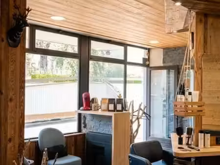 opportunité clé en main : murs + fonds de commerce coiffure (39 m² + parking)