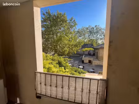 lourmarin – local professionnel ou futur t2 – terrasse et parking – env. 50 m²