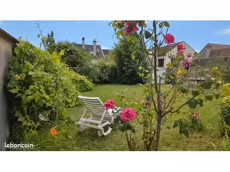 maison familiale 122m2 entièrement climatisée - 5 chambres - centre du village - dpe c