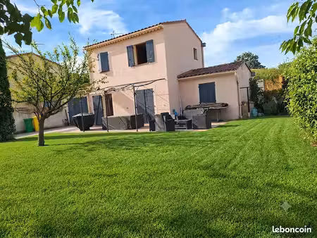 ? maison 3 chambres avec grand jardin ?
