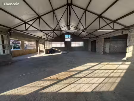 immeuble style loft a rénover avec parkings