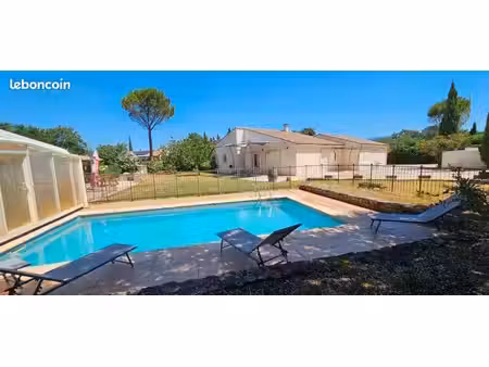 maison avec piscine et terrain arboré
